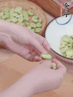 蠶豆剝殼，去掉豆衣，切碎。