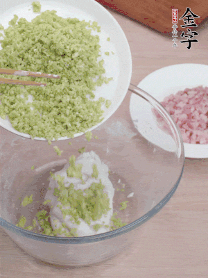 糯米粉邊揉邊加水，成團(tuán)后揉進(jìn)蠶豆、咸肉。