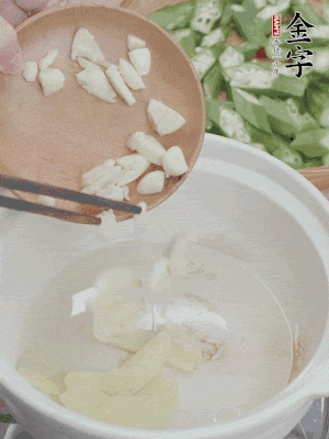 砂煲熱油，姜蒜、辣椒煸香。