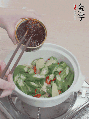 加1勺金字火腿干貝醬、1/2勺生抽攪拌均勻。