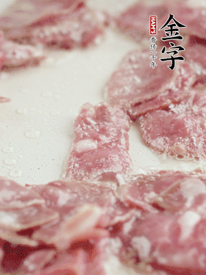 炒鍋熱油，下培根火腿煸炒。