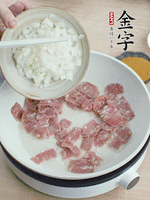 依次下洋蔥、紅菜椒、豌豆粒、玉米粒翻炒均勻。