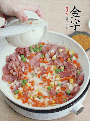 放米飯炒至顆粒分明。