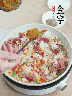 1勺咖喱粉、1/2勺鹽，少許黑胡椒碎炒均。