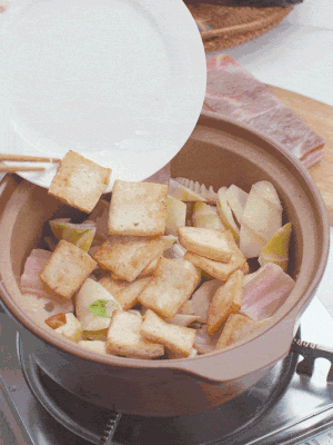 依次下春筍、豆腐，開水沒(méi)過(guò)食材。