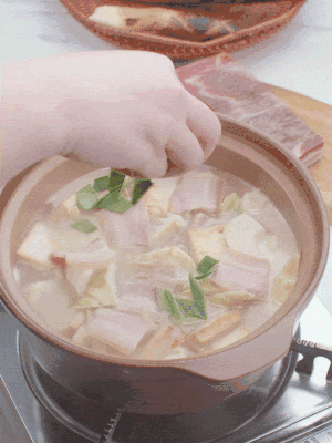 一小撮鹽、糖、雞精調(diào)味，最后撒點(diǎn)蒜葉點(diǎn)綴。