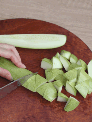 西葫蘆去籽縱向切成4份，斜切成厚片。