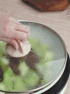 西葫蘆略出水時(shí)，加一小撮鹽調(diào)味。