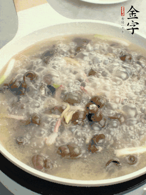 放辣椒，加一點鹽、糖，大火翻炒。