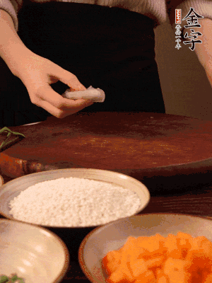 胡蘿卜去皮切丁。蝦仁切小塊。糯米提前浸泡半天。