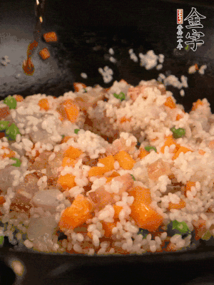 加入糯米翻炒均勻。最后加入蝦仁，用1勺料酒、1勺生抽、1/2勺鹽調(diào)味。