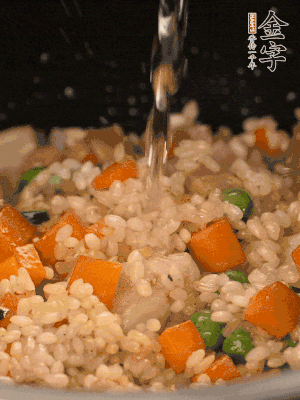 把食材轉(zhuǎn)移到電飯鍋中，倒入點(diǎn)清水，正常煮飯。