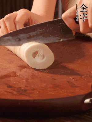 春筍去殼切滾刀塊，焯水備用。