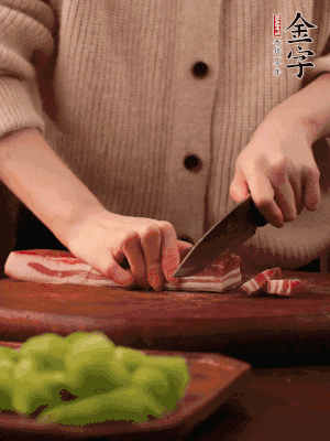 金字淡咸肉切片，冷水入鍋，加姜片、料酒略焯水。同步，五花肉切塊焯水。