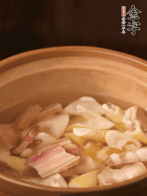 春筍、咸肉、咸肉一起入砂鍋，加姜片、料酒、清水大火煮沸到湯色變白。轉(zhuǎn)小火慢篤半小時。