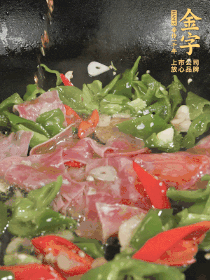 再下蒸炒火腿煸炒，加少許白糖提鮮。