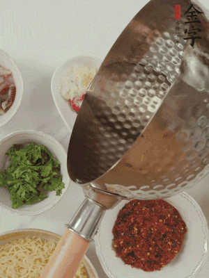 蒜末、小米辣、芝麻淋上熱油。