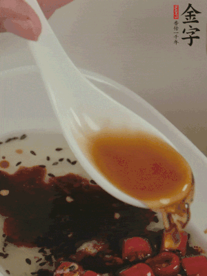 再加2勺生抽、1勺香醋攪拌。