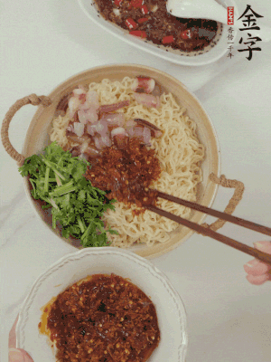 在面上鋪魷魚、香菜、金字火腿大師醬。