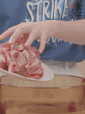 排骨剁小塊，加姜片、料酒沸水下鍋焯水。