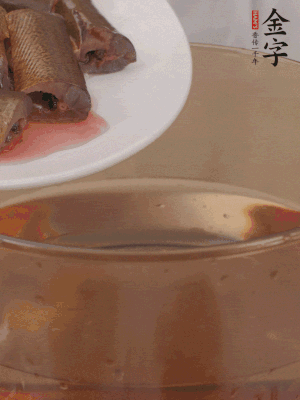 處理干凈的黃鱔段，加姜片、料酒沸水下鍋焯水。撈出用涼水沖洗干凈。