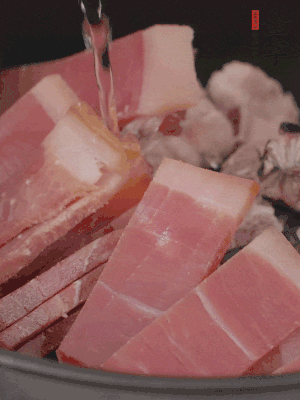 排骨、黃鱔段、金字火腿片放入砂鍋中，加沒過食材的水。