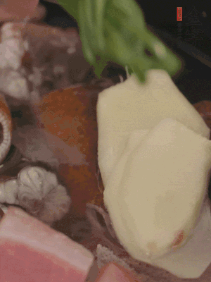 加姜片、蔥結(jié)、料酒。