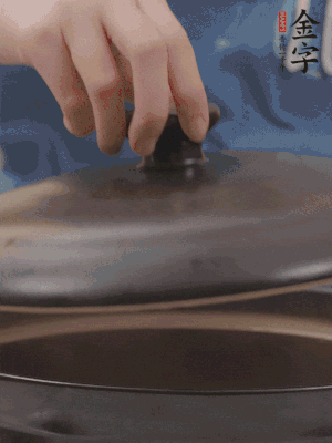 大火煮開后轉(zhuǎn)小火，燉煮20分鐘左右。