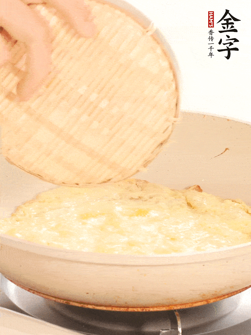 鍋內(nèi)放入少許油，油溫4成熱倒入一個(gè)雞蛋煎熟