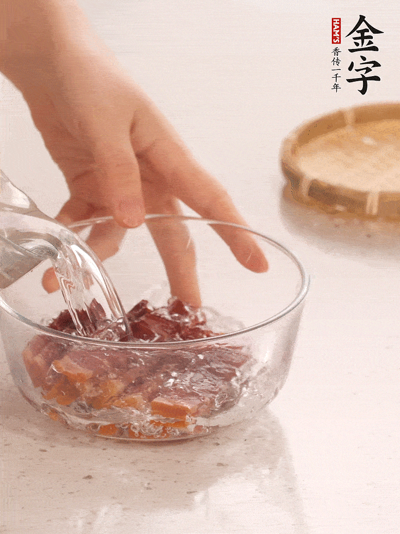 金字火腿切片，溫水泡5分鐘。