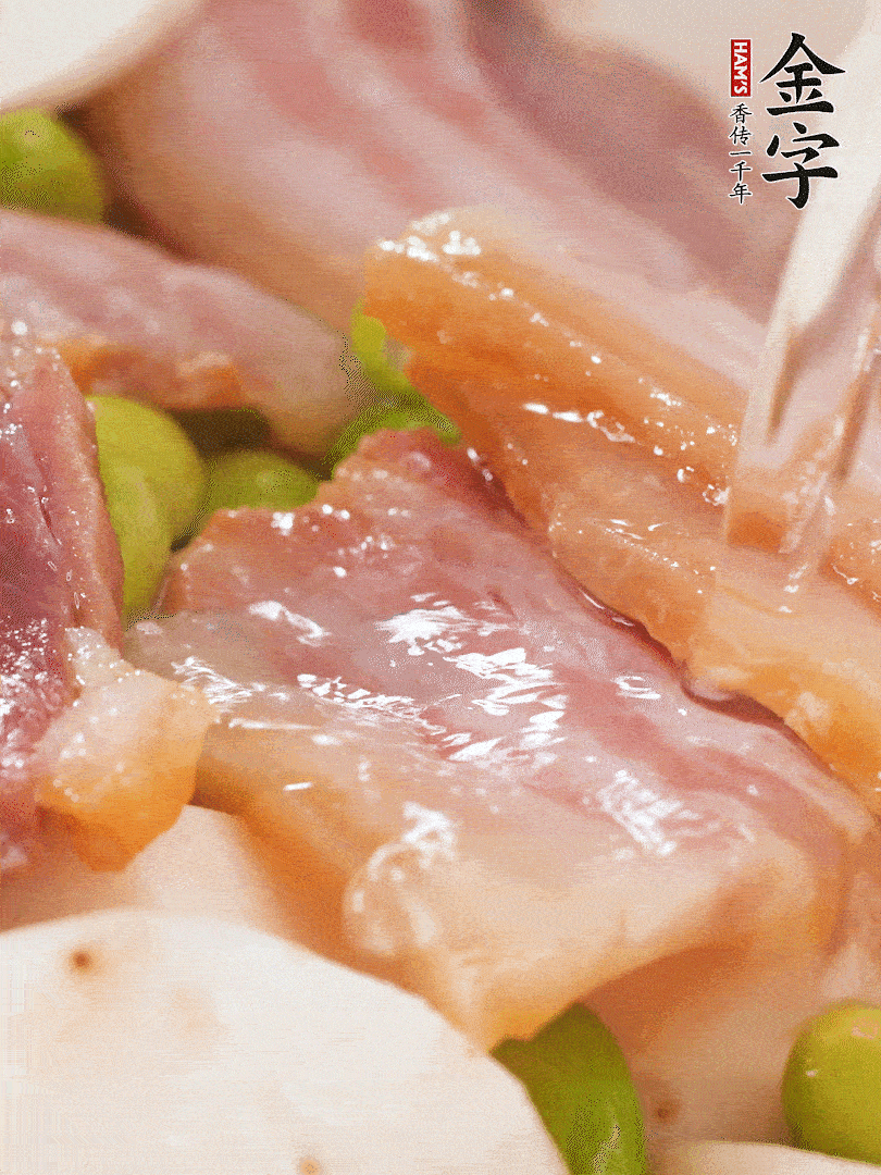 倒入芋艿、熟毛豆，翻炒均勻，加1小碗水煮開