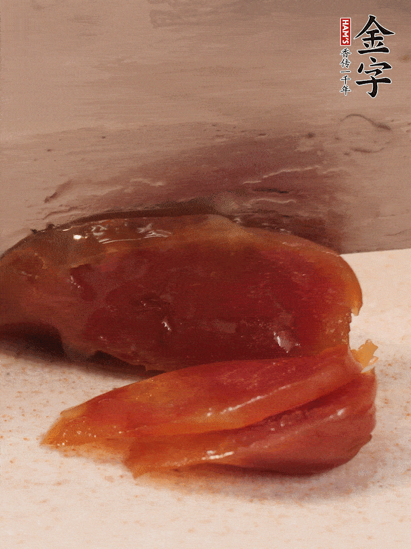 臘腸煮熟后，切薄片