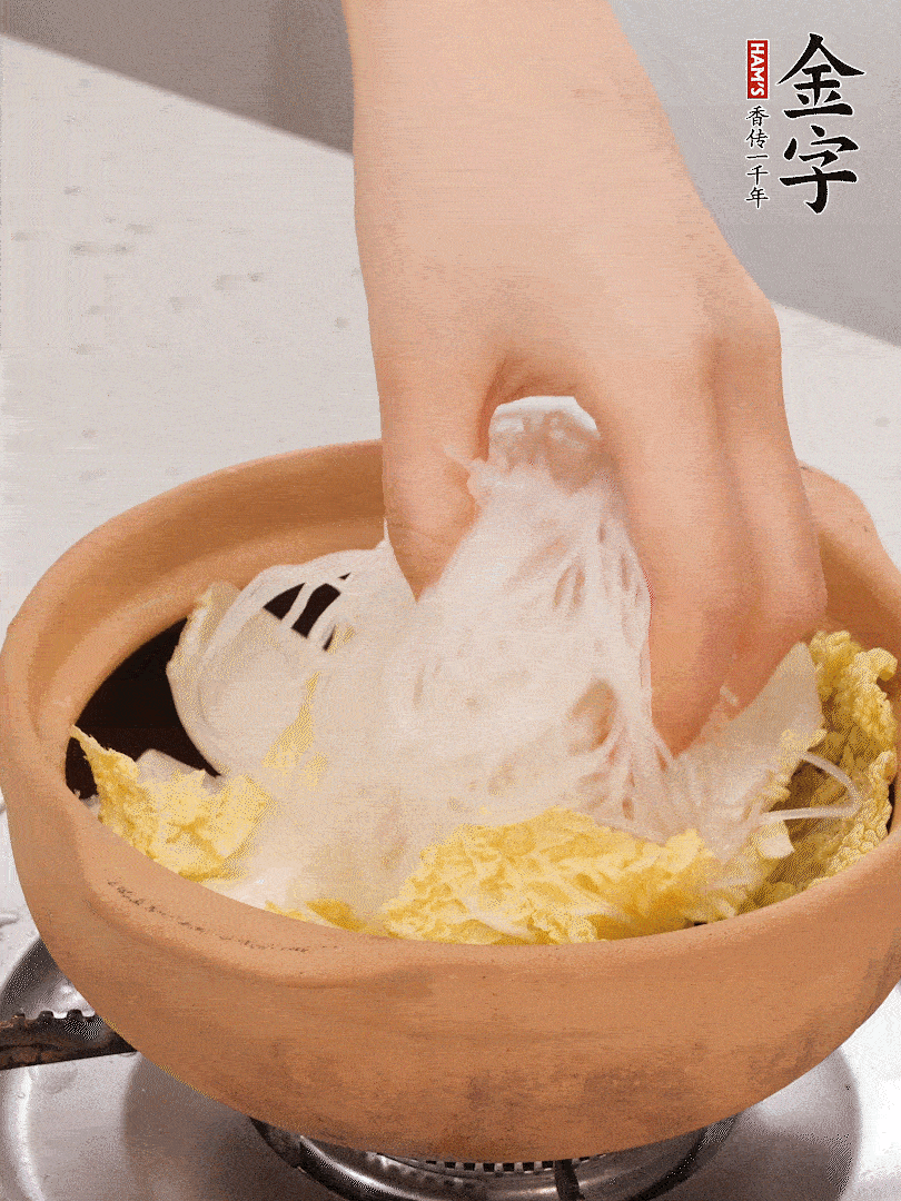 放入提前泡軟的粉絲，蓋上蒜蓉醬汁