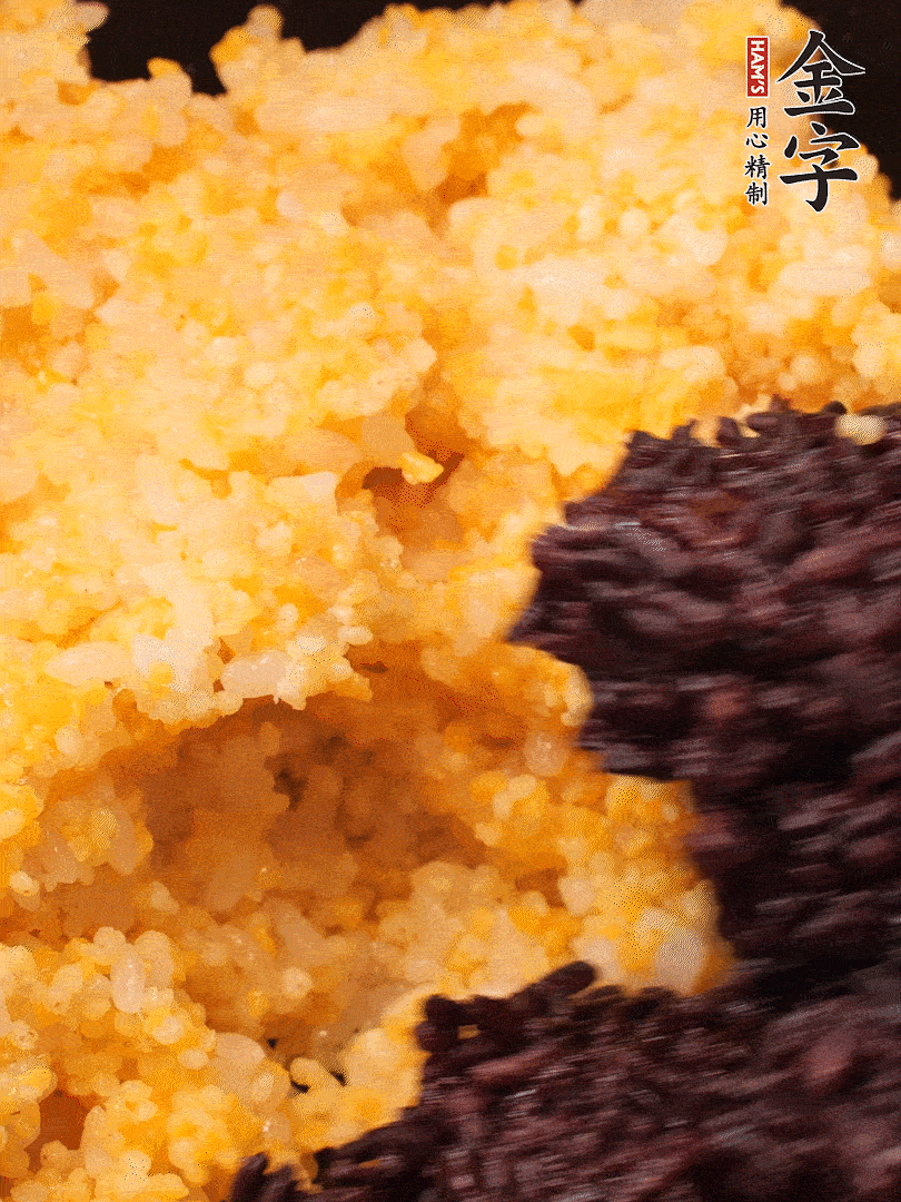 混合小米、紫米煮熟，加豬油攪拌均勻（紫米分開煮在攪拌）