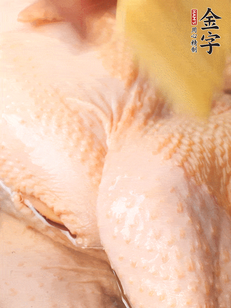 老母雞去頭去尾，斬去雞爪。冷水入鍋，加料酒、蔥姜焯水，煮出浮沫后撈出，用清水洗凈