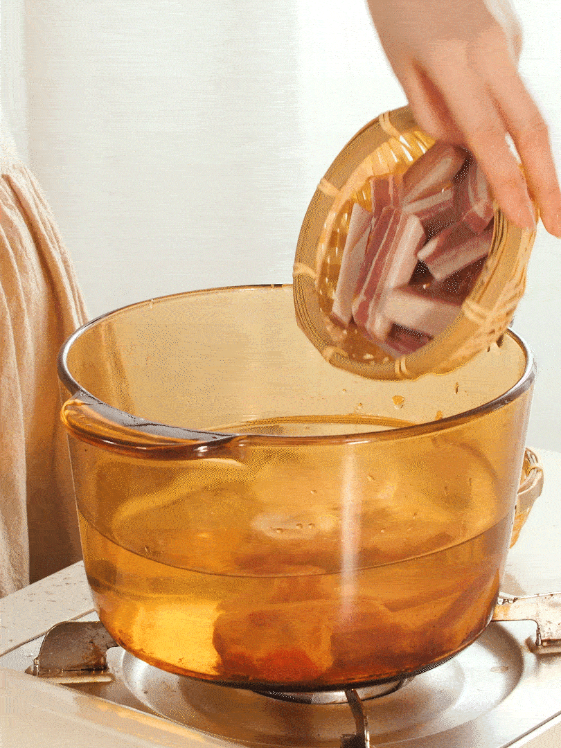 咸肉、排骨加料酒 蔥段 生姜 一起冷水下鍋焯水撈出