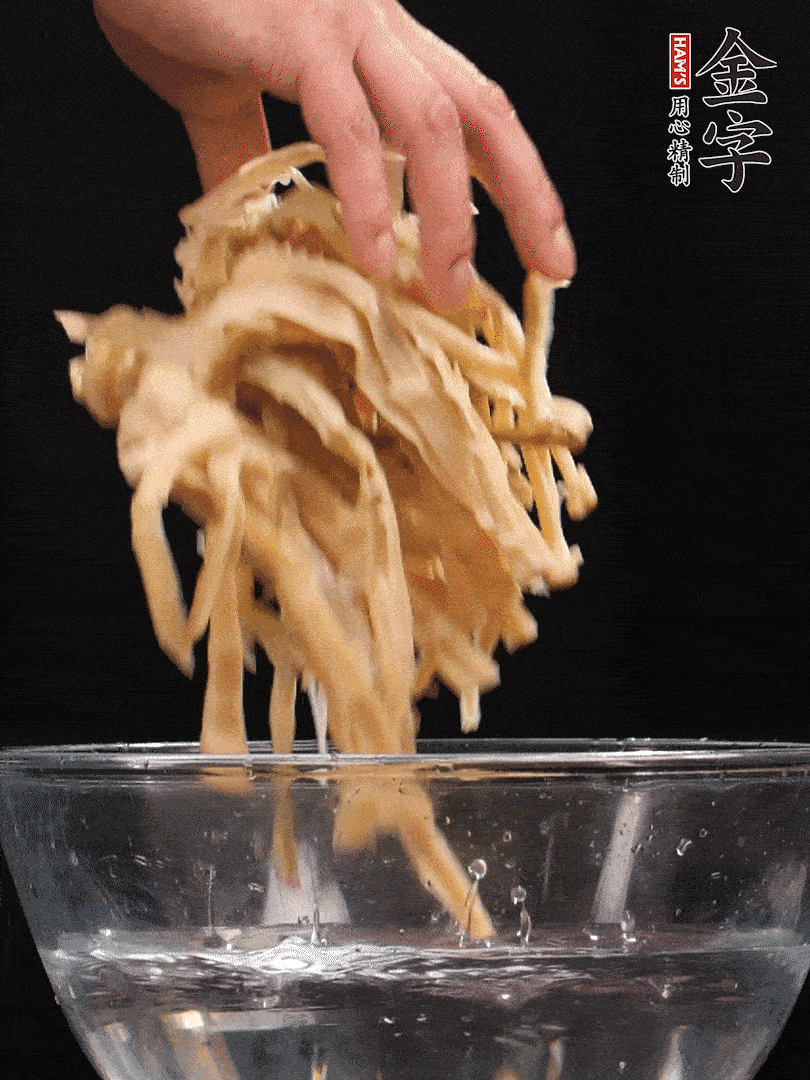 天目山筍干1把，清洗表面鹽分，用手撕成長(zhǎng)條