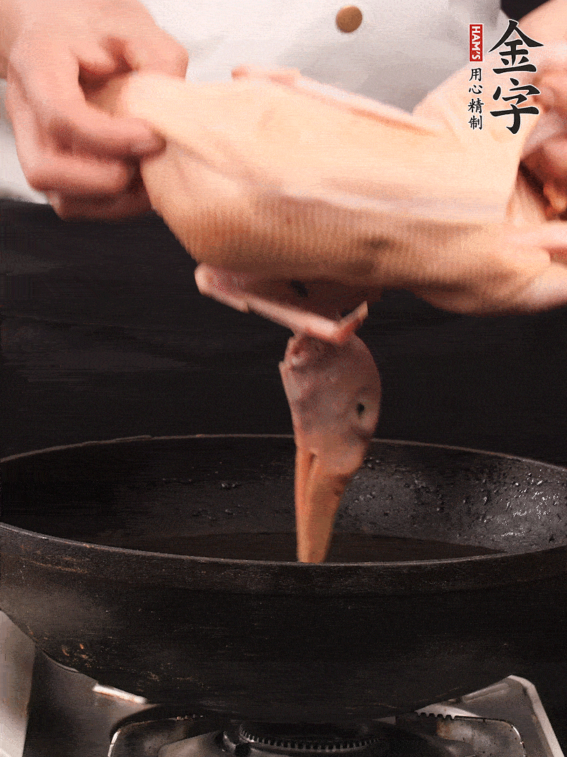 處理干凈的老鴨1只，黃酒小半碗，姜幾片，一起放入冷水，煮沸焯水3分鐘，去除血沫