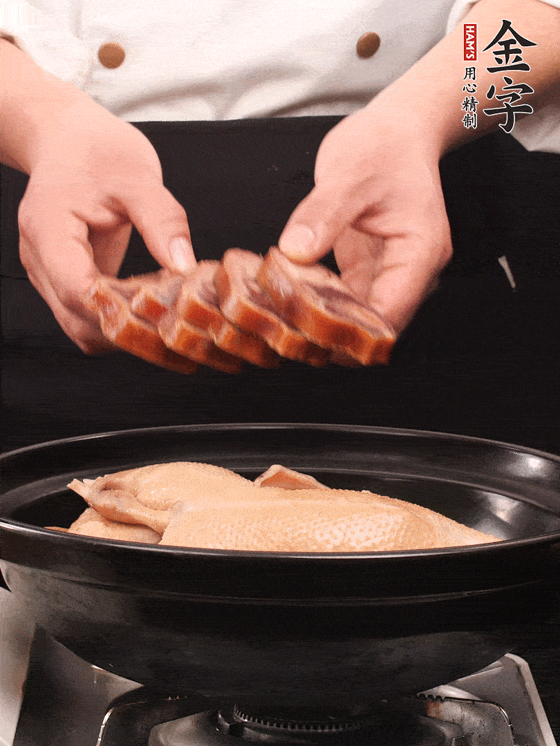 老鴨、金字火腿蹄片、筍干、姜片、蔥結(jié)，清水沒(méi)過(guò)鴨身2cm，加黃酒小半碗