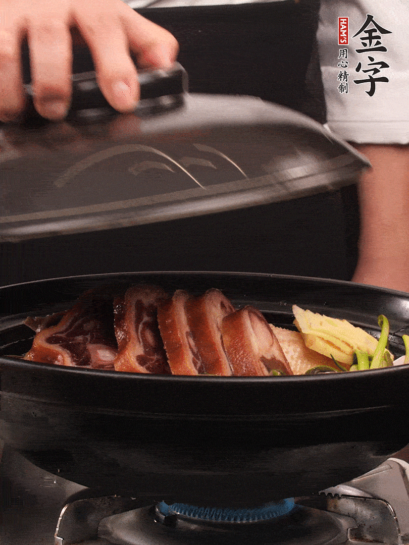 砂鍋蓋蓋子密封，大火燒開(kāi)后轉(zhuǎn)小火，燜煮2小時(shí)