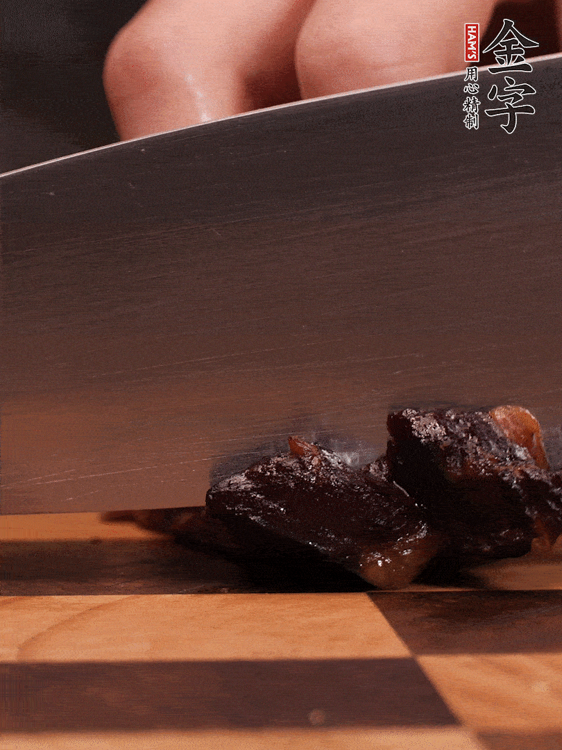 金字醬油肉整塊放入鍋中煮至7成熟，切成小塊