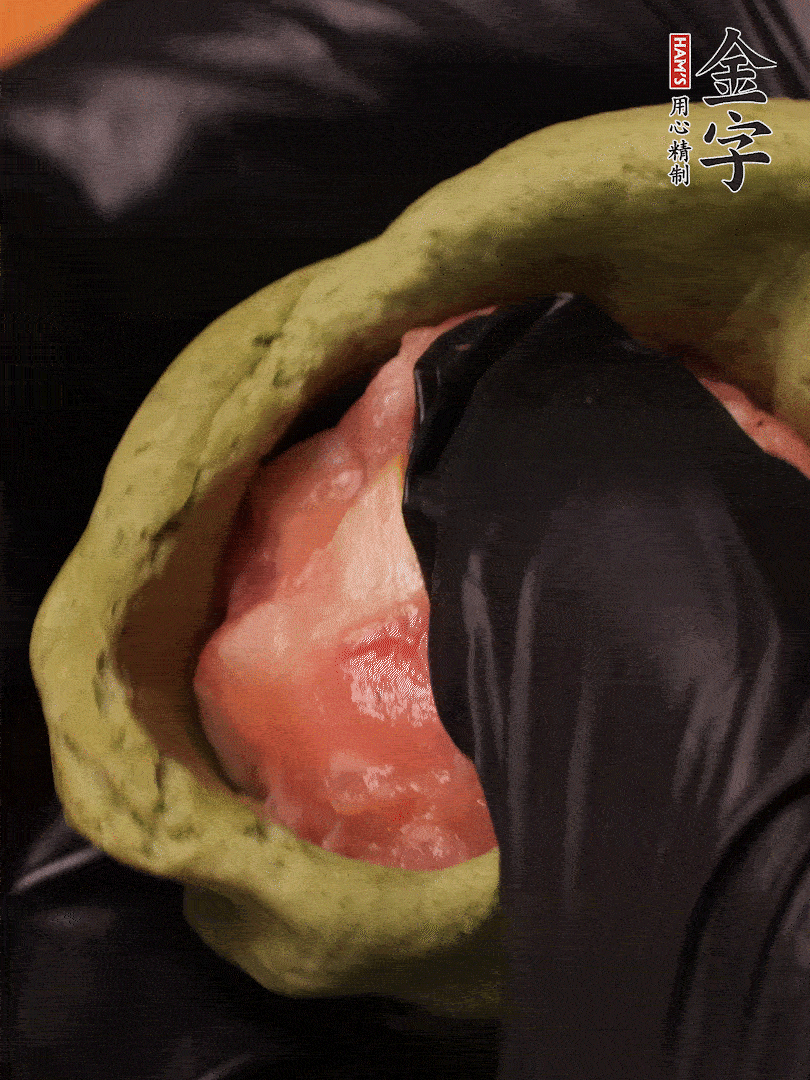 切成小劑子，中間壓個坑，做成碗狀，虎口慢慢收口