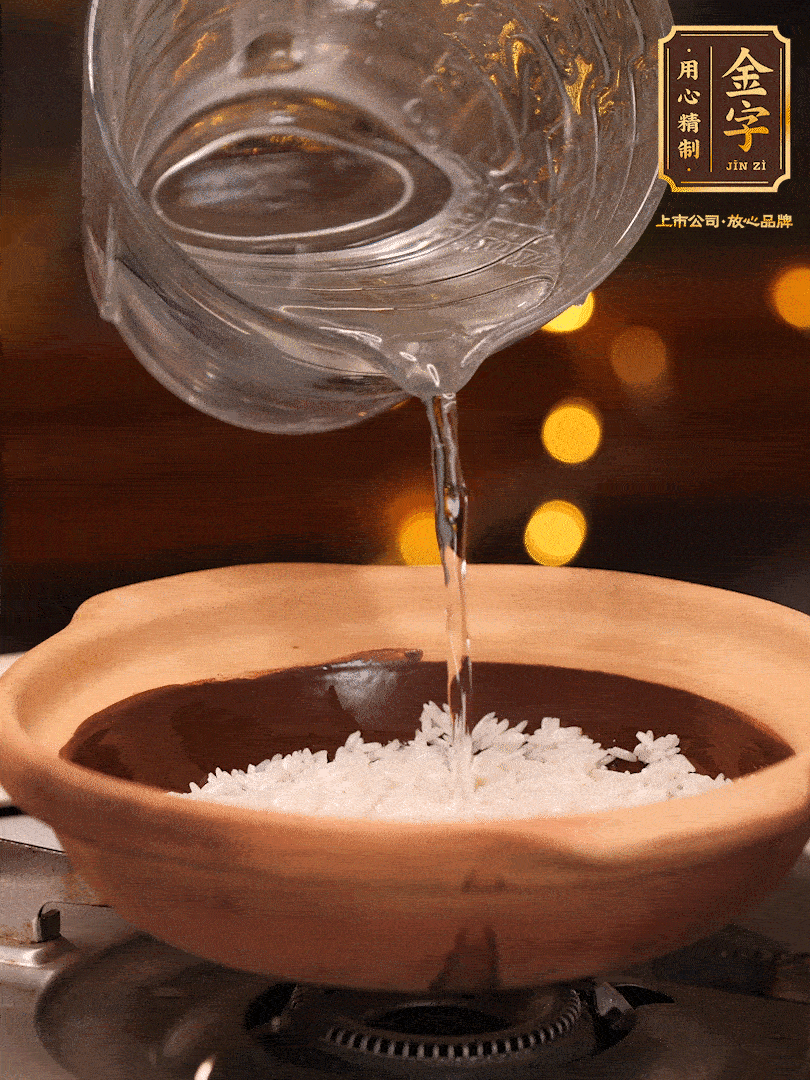 選一個中意的砂鍋加入1勺花生油并刷勻，倒入泡好的絲苗米、開大火煮至沸騰冒大泡后，轉(zhuǎn)中火蓋蓋燜煮5分鐘