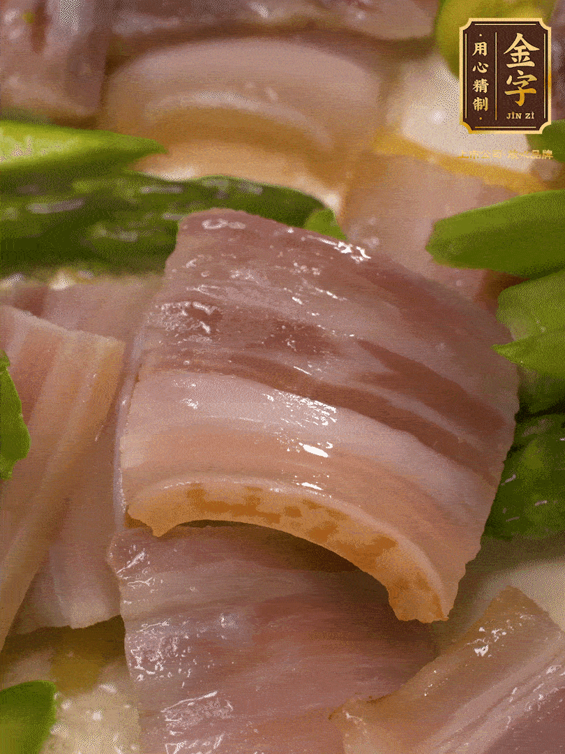 依次下蠶豆、蘆筍、白蘑菇翻炒均勻