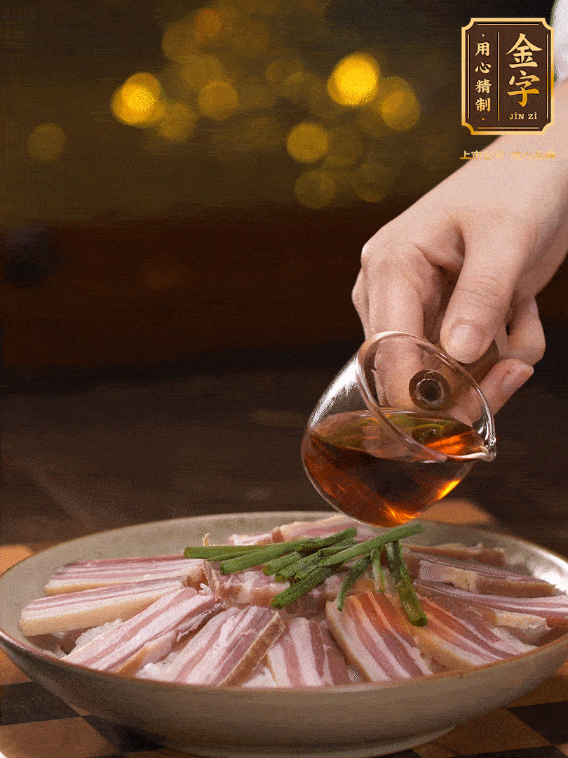 把切好的咸肉，均勻的鋪在蘿卜絲的四周頂部放少許蔥段 淋上少許料酒，放入鍋中 大火蒸二十分鐘