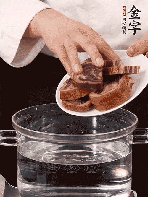 準(zhǔn)備食材。做金銀蹄有2個(gè)關(guān)鍵點(diǎn)：食材上火腿當(dāng)然得選足年發(fā)酵的金字火腿，新鮮豬爪最好選前腳、大小適宜的。