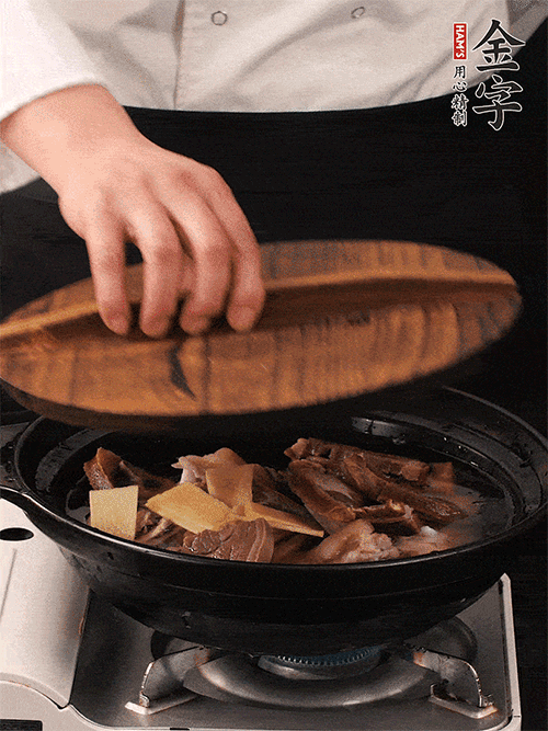 大火煮到沸騰后，轉(zhuǎn)中小火慢燉1個(gè)半小時(shí)。