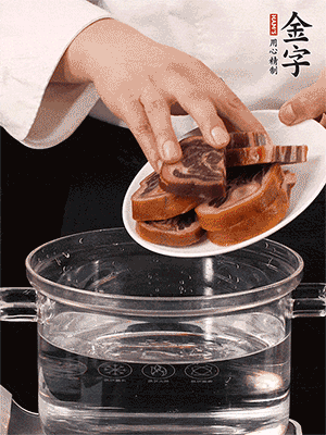 一包200g的金字火腿蹄片恰好搭配一個(gè)新鮮豬爪（豬腳）。都先加蔥姜、料酒焯水一遍，把血水清除后燉出來(lái)才能更清澈不油膩。