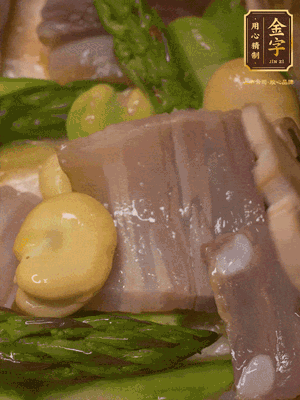 倒入熱水，燉煮10分鐘