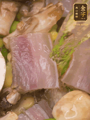 開蓋，放入河蝦繼續(xù)燜煮5分鐘